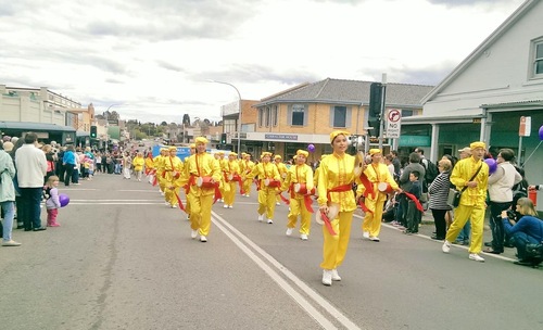 Image for article Bowral, Australia: Falun Gong Disambut Hangat di Parade Tahunan Festival Musim Tulip 