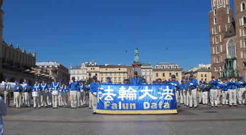 Image for article Polandia: Kota Bersejarah Kraków Menyambut Tian Guo Marching Band