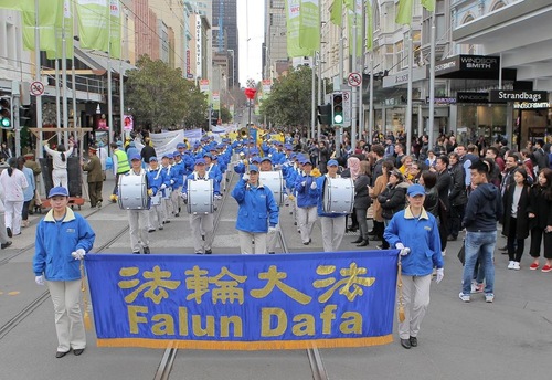 Image for article Melbourne, Australia: Pawai Akbar Menampilkan Keindahan Falun Dafa dan Menyerukan Diakhirinya Penganiayaan di Tiongkok