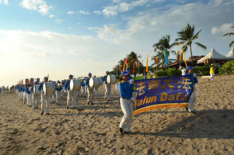 Image for article Bali: Parade Megah Falun Dafa Menyinari Pantai Seminyak-Legian