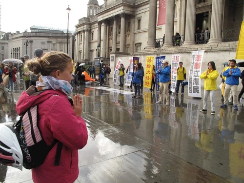 Image for article London, Inggris: Seorang Gadis Muda Bertemu Falun Gong
