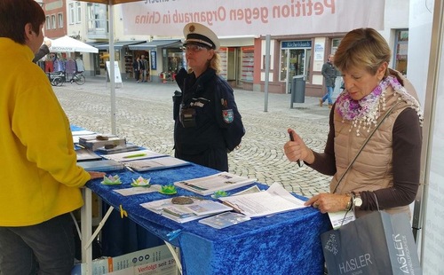 Image for article Pengumpulan Tanda Tangan untuk Mengakhiri Penganiayaan Falun Gong di Tiongkok Diselenggarakan di Black Forest, Jerman