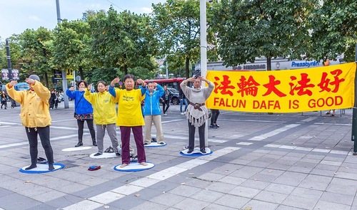 Image for article Norrmalmstorg, Swedia: Stan Falun Dafa Menampilkan Saksi Penganiayaan di Tiongkok