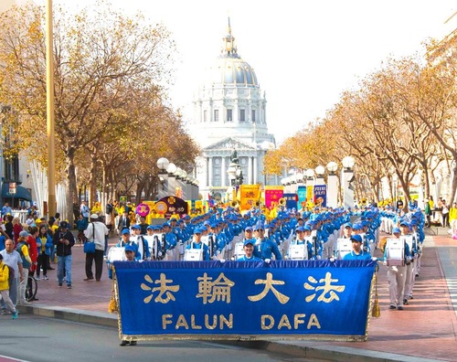 Image for article Empat Ribu Praktisi Falun Gong Melakukan Pawai di San Francisco: “Semua Orang Harus Melihat Ini”