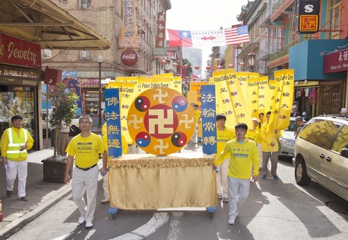 Image for article “Praktisi Falun Gong Pemberani,” Kata Penonton Pawai