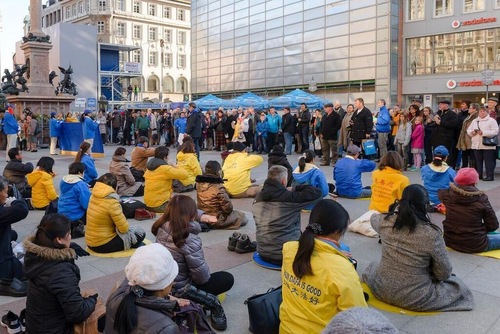 Image for article Munich, Jerman: Ratusan Praktisi Falun Dafa Latihan Bersama