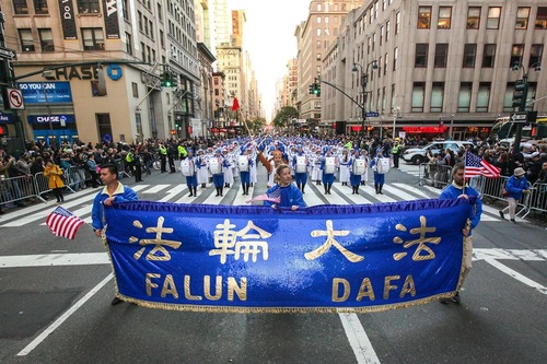 Image for article Keindahan Falun Dafa Bersinar Di Parade Hari Veteran NYC