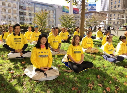 Image for article San Francisco: Para Pejalan Kaki Terkesan dengan Latihan Falun Gong