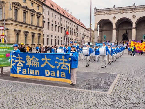 Image for article Perlawanan Damai Falun Gong Memperoleh Dukungan Besar di Munich