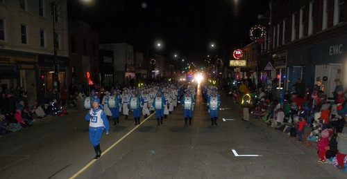 Image for article Kanada: Para Praktisi Falun Dafa Ikut Serta Dalam Parade Hari Libur Setempat