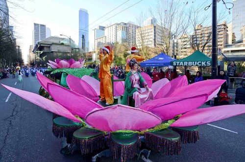 Image for article Kelompok Falun Gong Berpartisipasi dalam Pawai Natal di Seluruh Dunia
