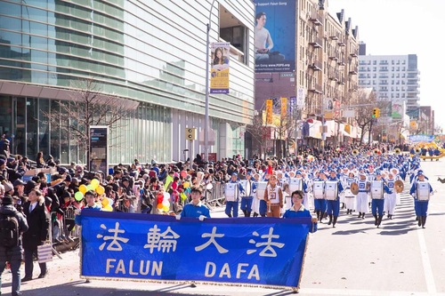 Image for article Flushing, New York: Falun Dafa Disambut di Parade Tahun Baru Imlek