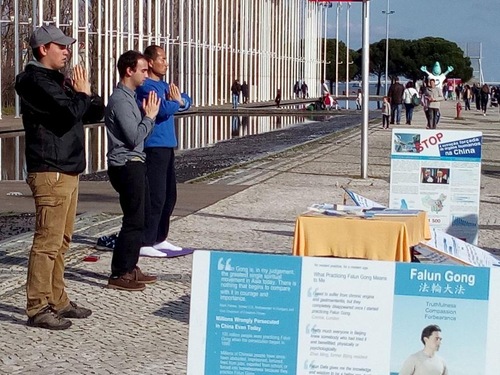 Image for article Warga Portugis Menandatangani Petisi Falun Gong untuk Menghentikan Pengambilan Paksa Organ
