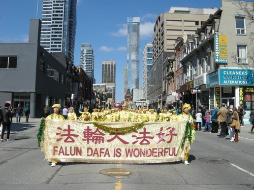 Image for article Toronto: Falun Dafa Menyambut Parade Tahunan St Patrick Day ke 30