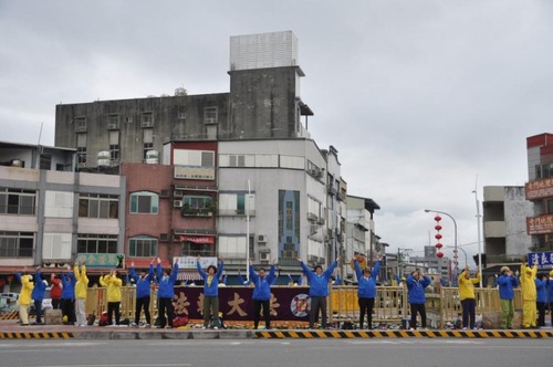 Image for article Taiwan: Mengumpulkan Tanda Tangan untuk Menentang Penganiayaan Falun Gong di Tiongkok
