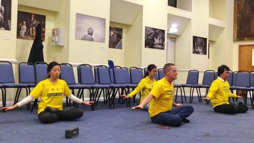 Image for article London: Mengenalkan Falun Dafa pada Aktivitas Antar-Keyakinan Kampus