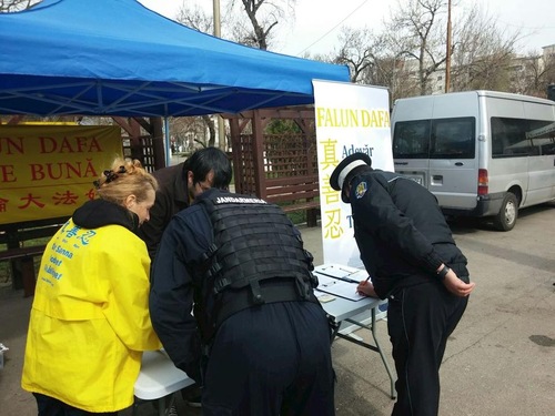 Image for article Rumania: Warga di Kota Kecil Menandatangani Petisi untuk Mendukung Falun Gong