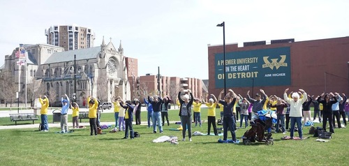 Image for article Melakukan Latihan Falun Gong Bersama di Kampus-kampus di Metro Detroit