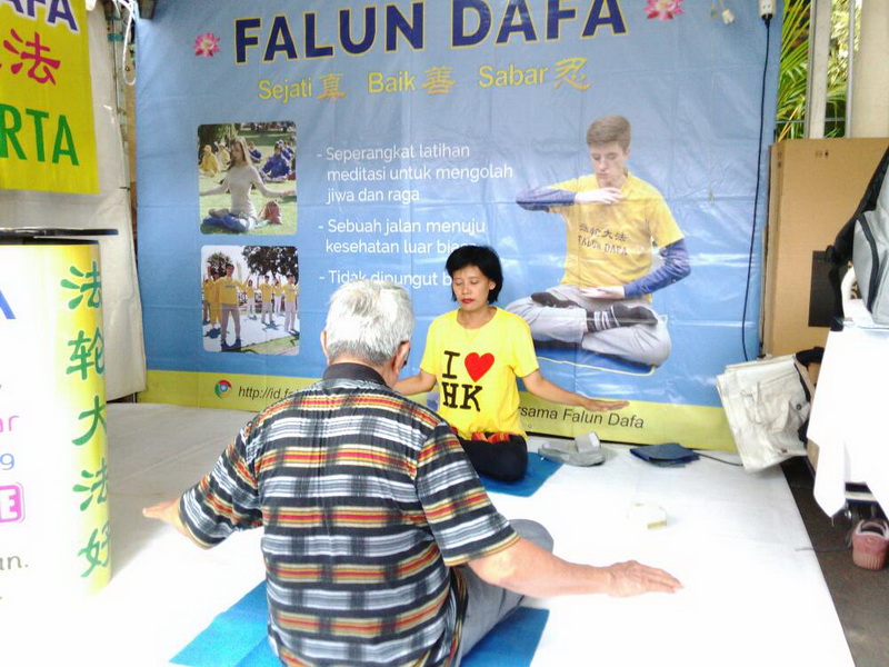 Image for article Jakarta: Memperkenalkan Falun Dafa di Festival Palang Pintu