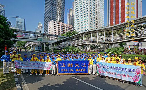 Image for article Indonesia: Praktisi Falun Dafa Indonesia Merayakan Hari Falun Dafa Sedunia dan Mengucapkan Selamat Ulang Tahun kepada Guru Terhormat