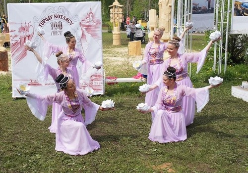 Image for article Kotlas, Rusia: Praktisi Falun Dafa Berpartisipasi dalam Perayaan Centennial