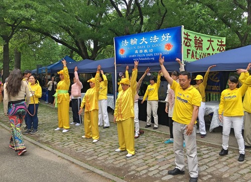 Image for article Manhattan: Stan Falun Gong Mendapat Sambutan di Pawai “Menari untuk Perdamaian”