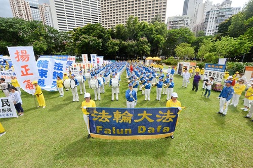 Image for article Hong Kong: Praktisi Falun Gong Berpartisipasi dalam Pawai Akbar 1 Juli