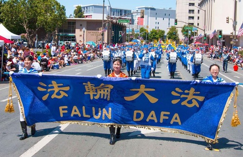Image for article Falun Gong Berpartisipasi dalam Pawai Hari Kemerdekaan di California dan Michigan