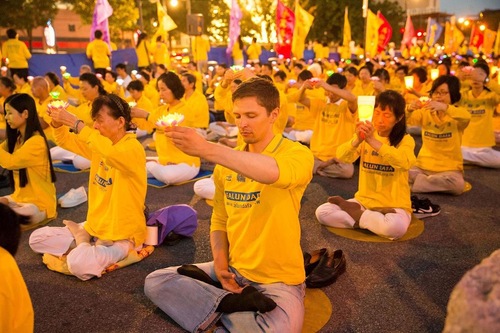 Image for article New York: Rapat Umum, Nyala Lilin Menyerukan untuk Mengakhiri Penindasan terhadap Falun Gong