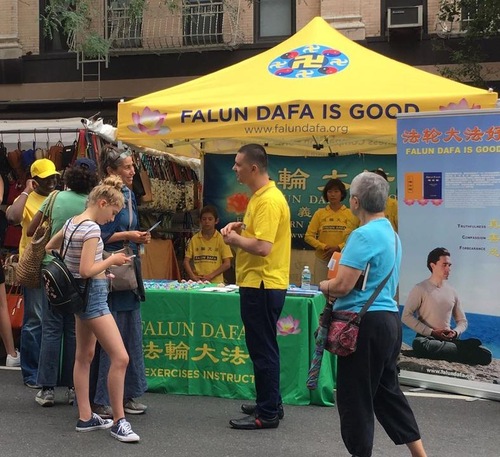 Image for article Kota New York: Stan Falun Dafa Mendapat Sambutan Baik di Upper West Side Street Fair