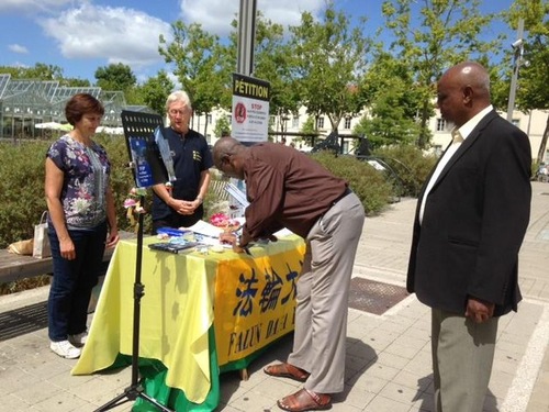 Image for article Perancis: Meningkatkan Kesadaran Terhadap Falun Dafa di La Roche-sur-Yon