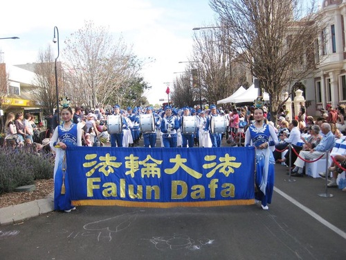 Image for article ​Australia: Praktisi Falun Gong Berpartisipasi dalam Karnaval Bunga di Toowoomba