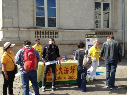 Image for article ​Perancis: Warga Nantes Mempelajari Tentang Penganiayaan Falun Gong