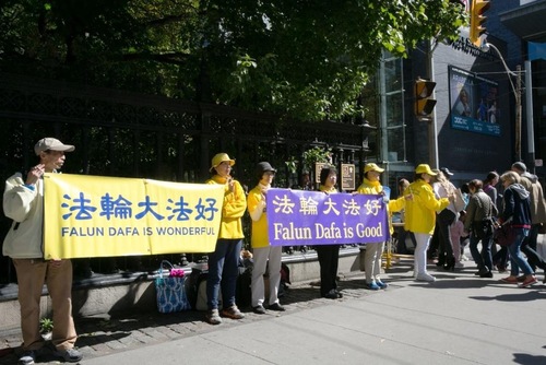 Image for article Toronto: Mengumpulkan Tanda Tangan untuk Menyelamatkan Warga Kanada yang Ditahan di Tiongkok karena Keyakinan Mereka