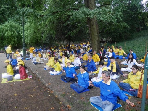 Image for article ​Latihan Bersama di Paris Menampilkan Keindahan Falun Dafa