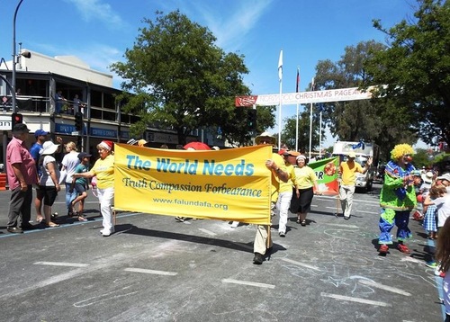 Image for article Praktisi Falun Gong Berpartisipasi dalam Parade Natal di Australia Selatan