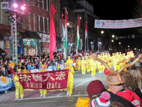 Image for article Philadelphia: Praktisi Falun Dafa Tampil dalam Parade Hari Libur untuk Tahun yang ke 10