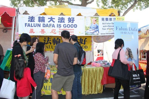 Image for article California Selatan: Menginformasikan kepada Komunitas Tiongkok tentang Falun Gong di Pameran Tahun Baru