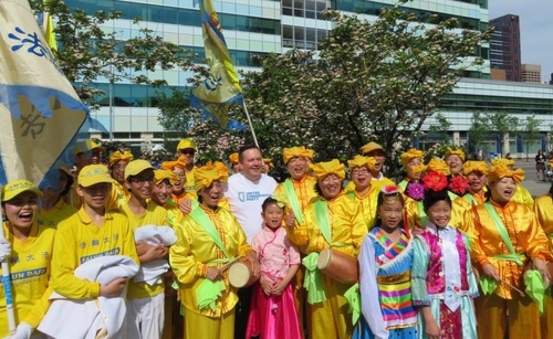 Image for article Calgary, Kanada: Pejabat Pemerintah Mendukung Falun Gong di Festival Lilac