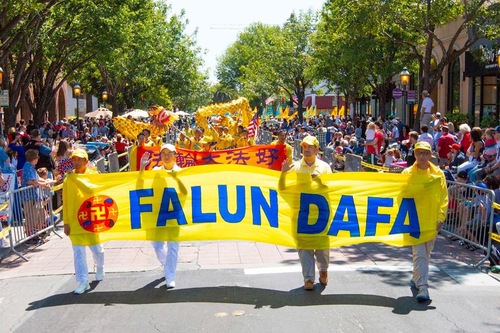Image for article Kota Redwood, California: Penampilan Falun Gong dalam Parade Hari Kemerdekaan