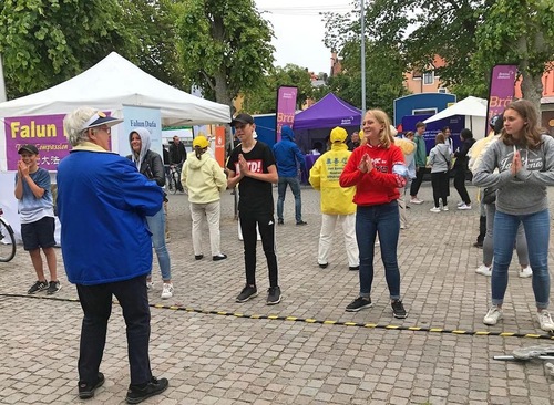 Image for article Swedia: Pengunjung Bertemu dengan Falun Gong di Pekan Politisi Tahunan