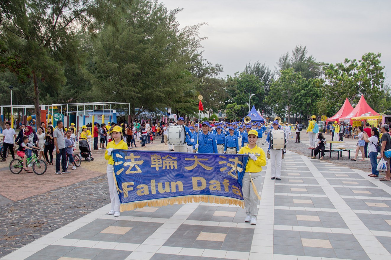 Image for article Batam: Memperkenalkan Keindahan Falun Dafa pada Perayaan Hari Kemerdekaan Republik Indonesia