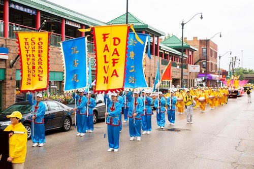 Image for article Parade di Pecinan Chicago, Memperingati 19 Tahun Aksi Damai Menentang Penganiayaan di Tiongkok