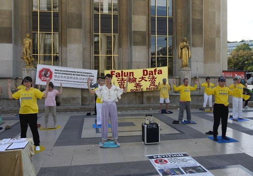 Image for article Hari Minggu Musim Panas di Paris: Meningkatkan Kesadaran tentang Falun Gong