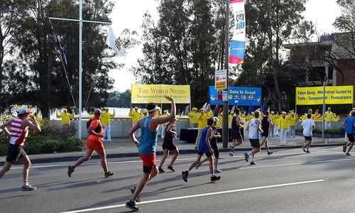 Image for article Sydney, Australia: Pelari Maraton “City to Surf” Bertemu dengan Falun Gong