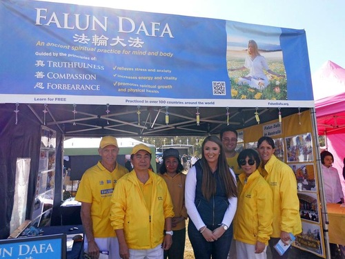Image for article Australia: Meningkatkan Kesadaran akan Falun Dafa di Pacific Pines Winterfest