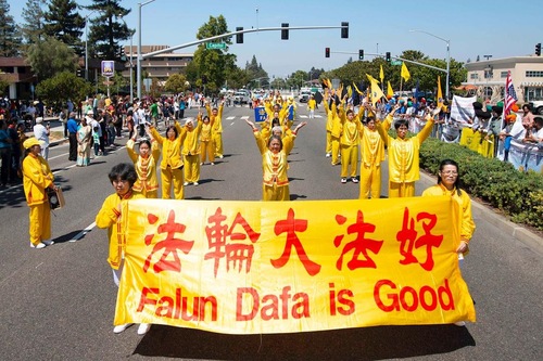 Image for article Penyelenggara Parade Hari India: Para Praktisi Falun Dafa “Tenang dan Kuat”