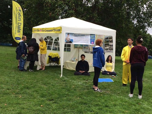 Image for article London: Memperkenalkan Falun Gong di Carshalton Environmental Fair 