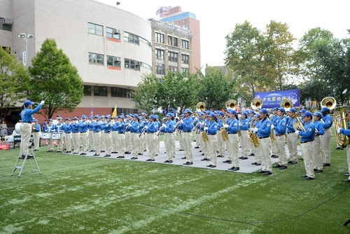 Image for article Praktisi Falun Gong Merayakan Festival Bulan di Pecinan Manhattan