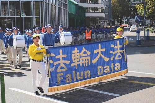 Image for article Swiss: Pawai di Zurich Meningkatkan Kesadaran akan Penganiayaan Terhadap Falun Gong di Tiongkok